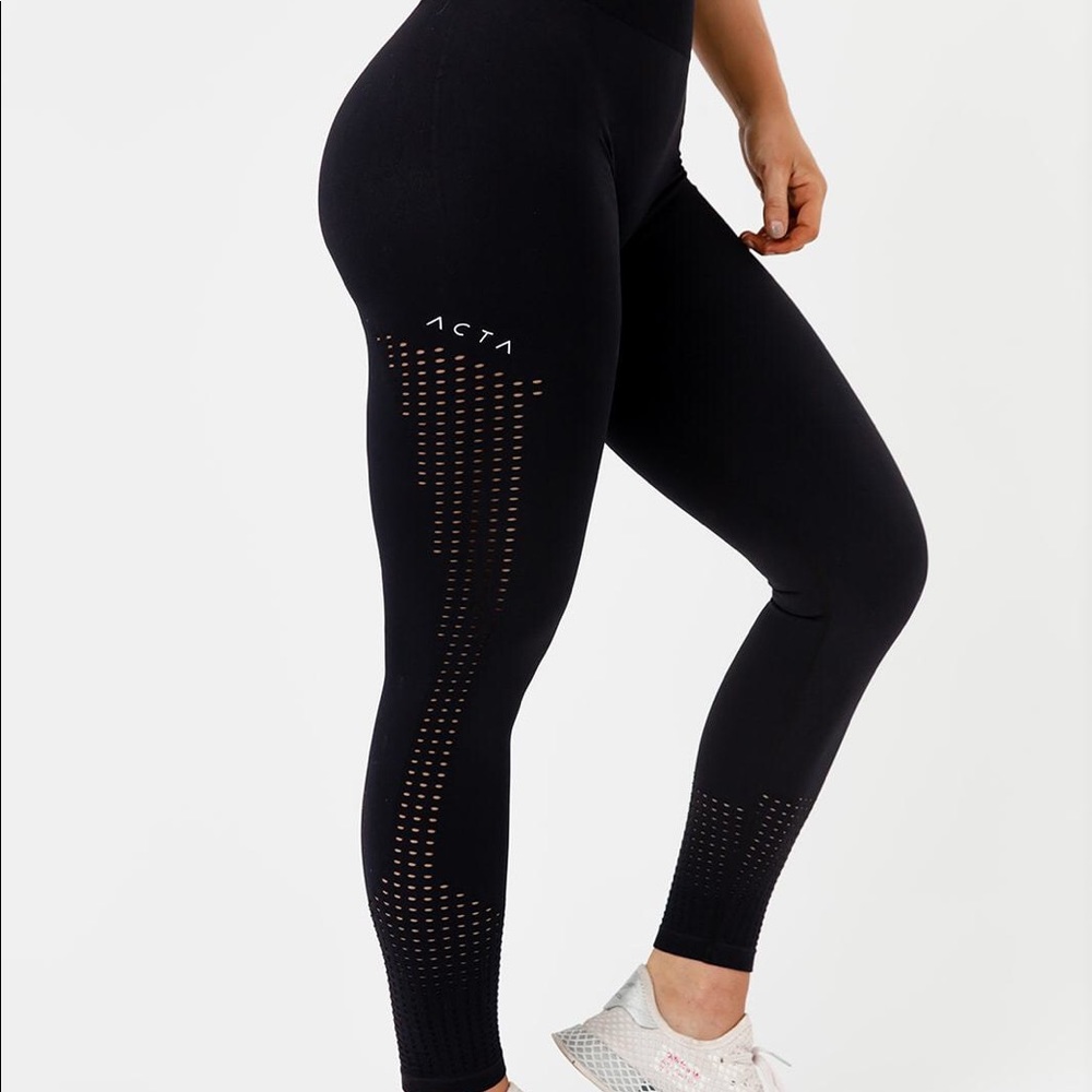 Never worn Acta seamless black leggings